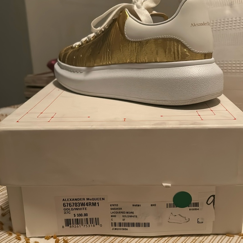 Woman shoes